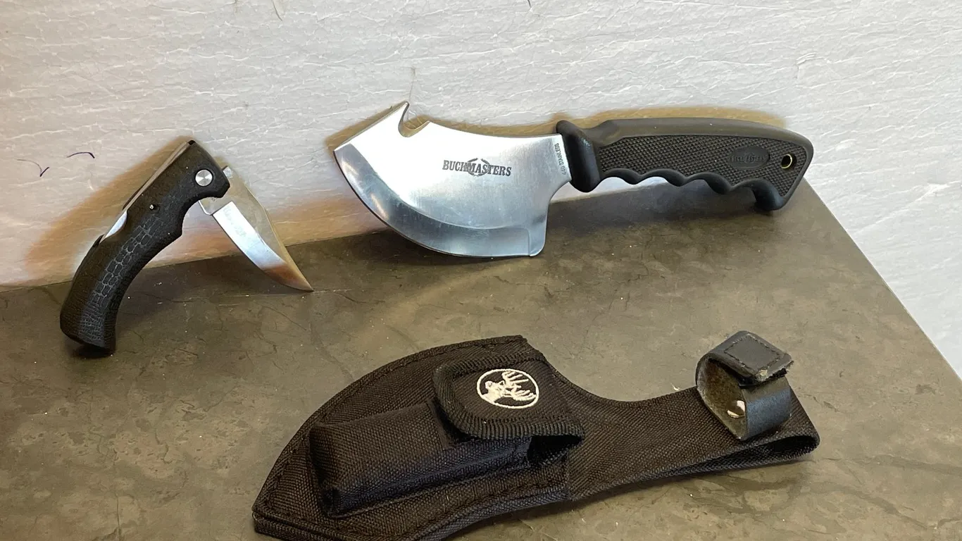Buckmaster's Skinning Knife with Gut Hook and Sheath