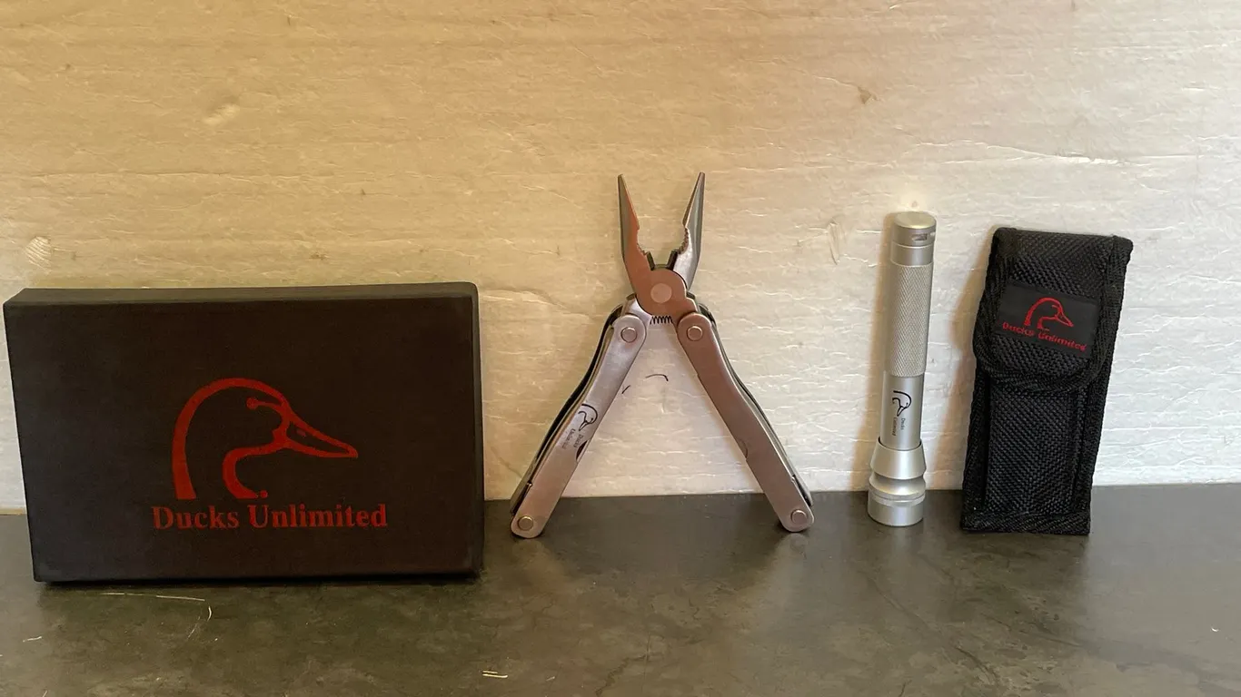 Ducks Unlimited Swiss Army Knife and Flashlight Gift Set