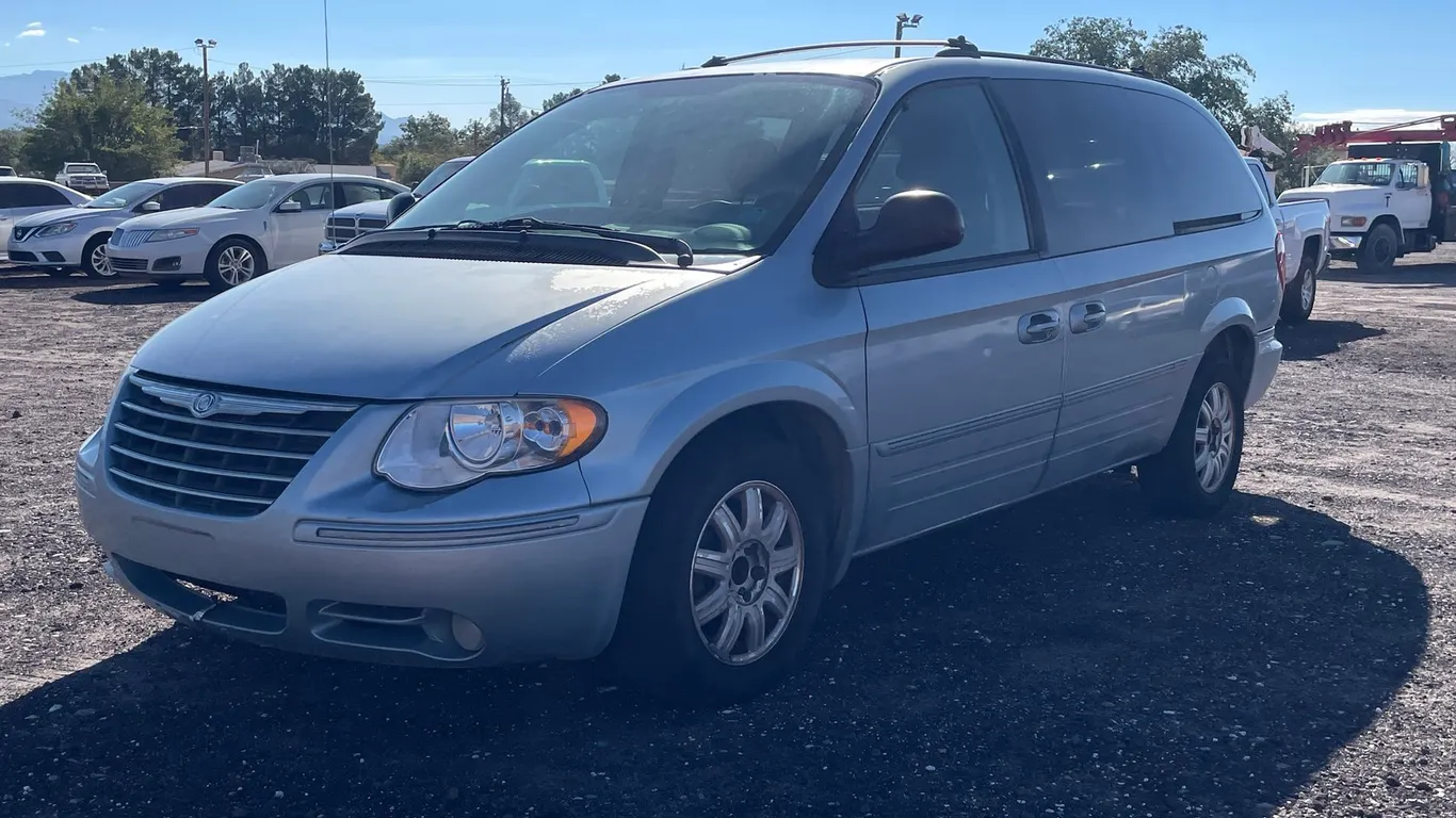 2005 Chrysler Town & Country (Title in Delay)