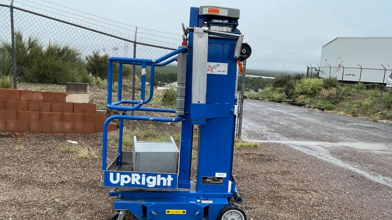 Upright 25' Personnel Lift