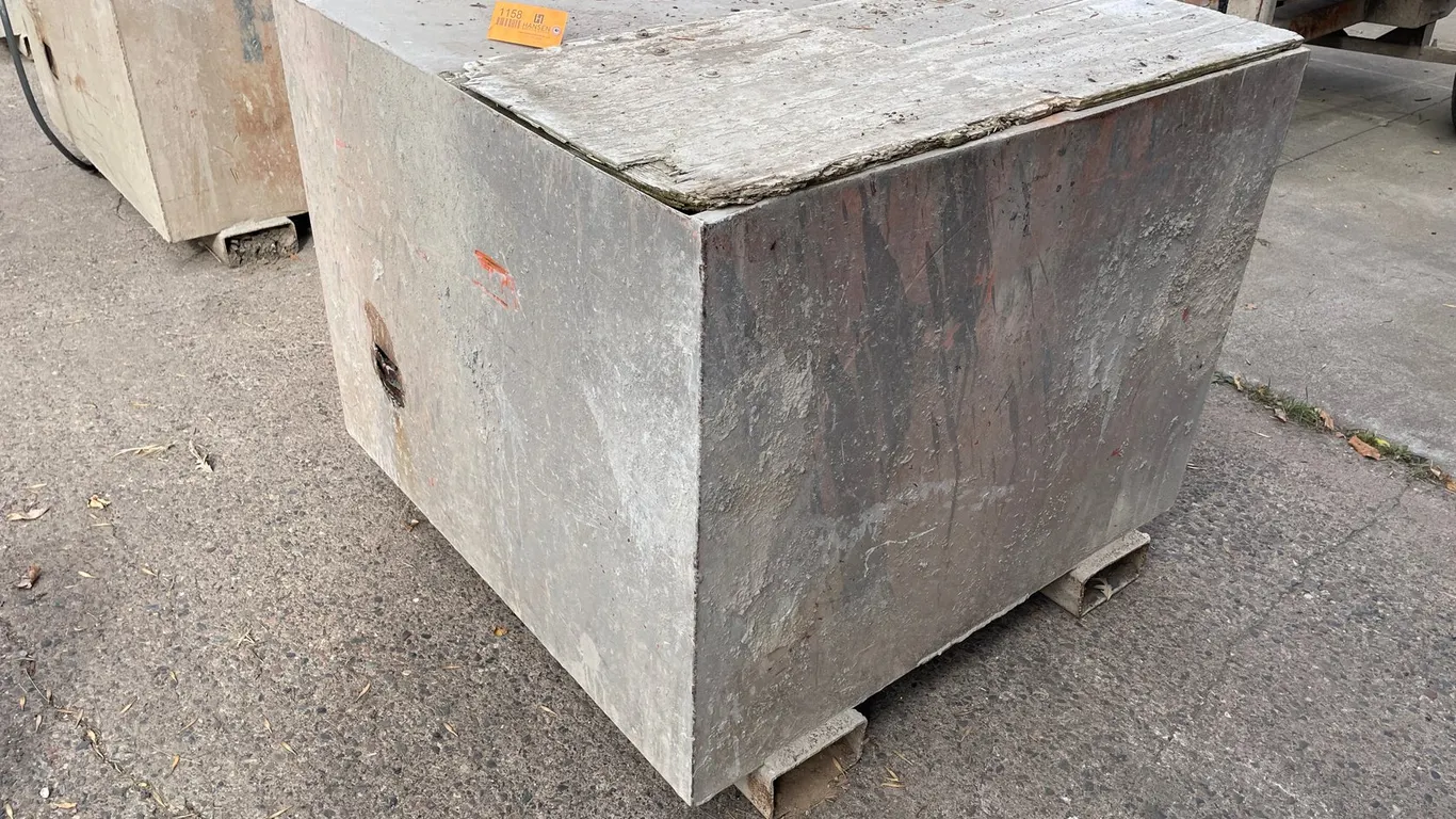 Water Tank with Fork Pockets