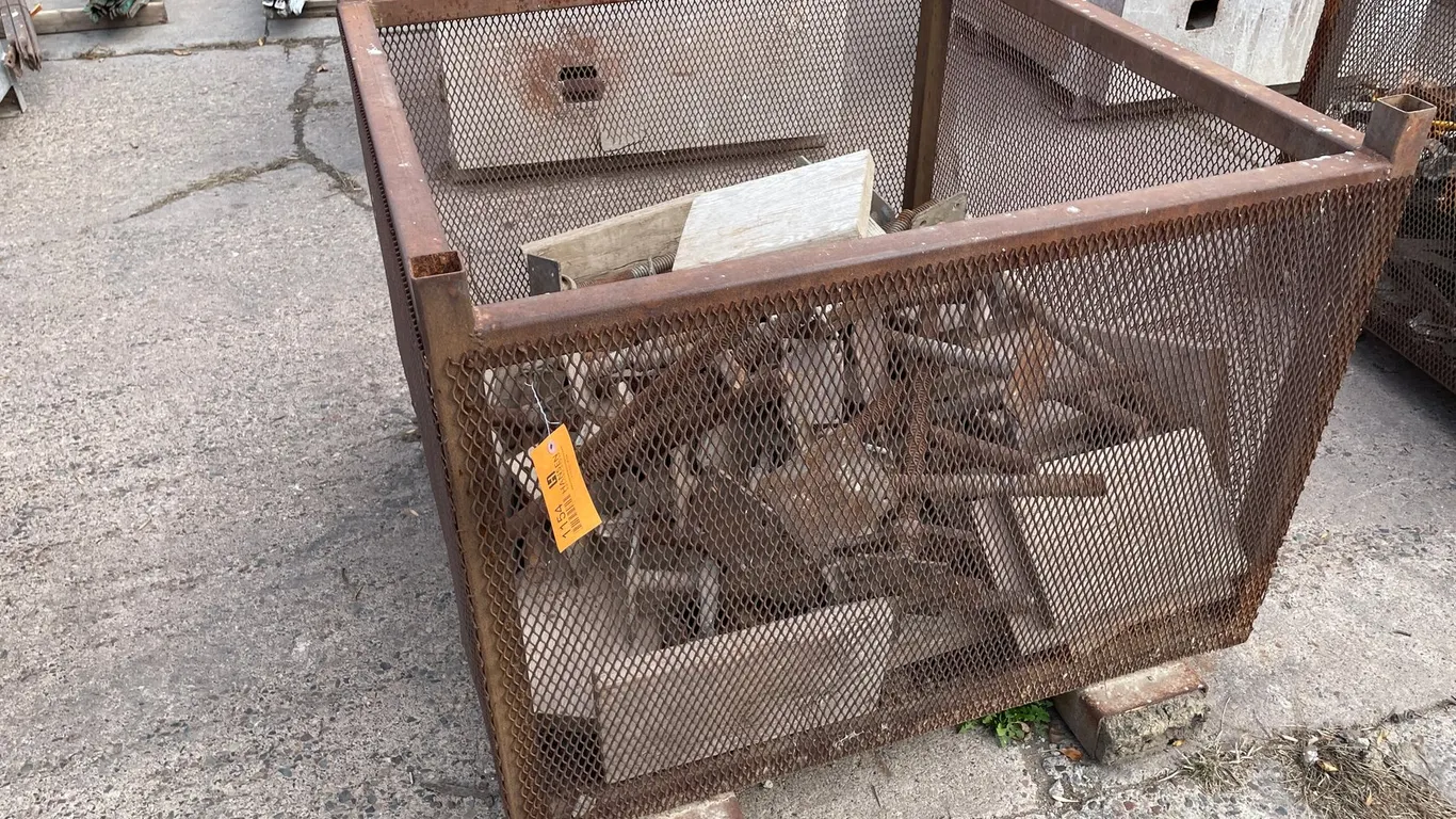 (33) Scaffolding Jacks in Metal Crate