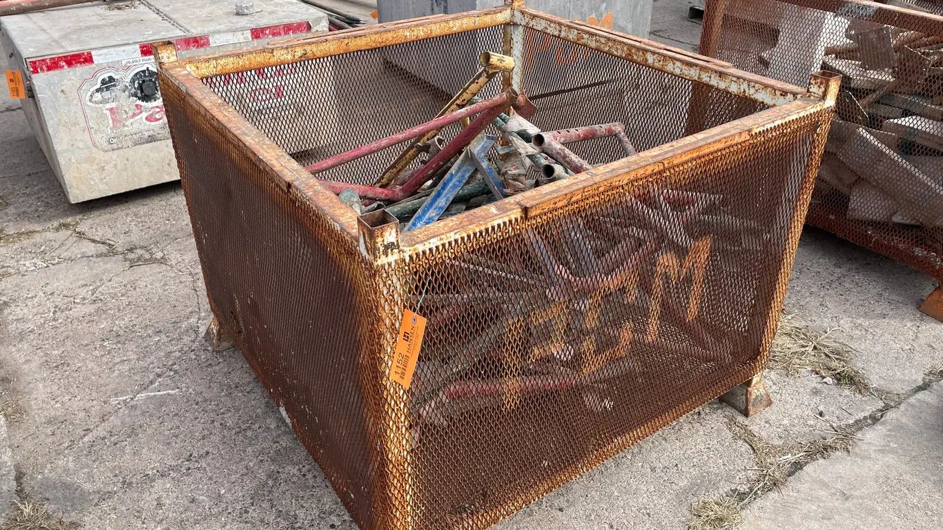 (34) Scaffolding Outriggers in Metal Crate