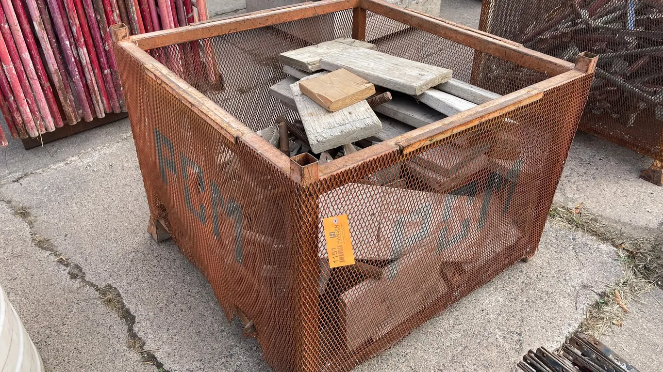 (33) Scaffolding Jacks in Metal Crate