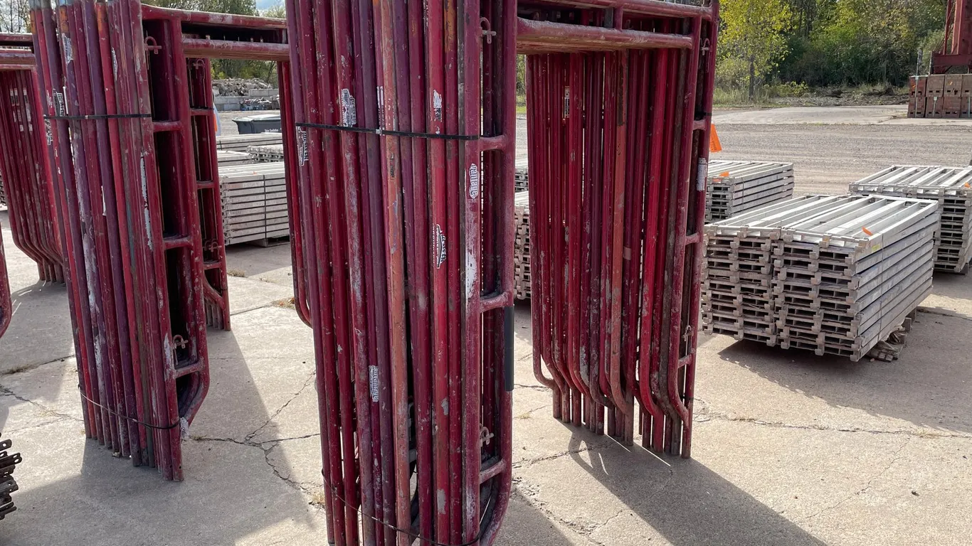 (22) Scaffolding Uprights on Stand