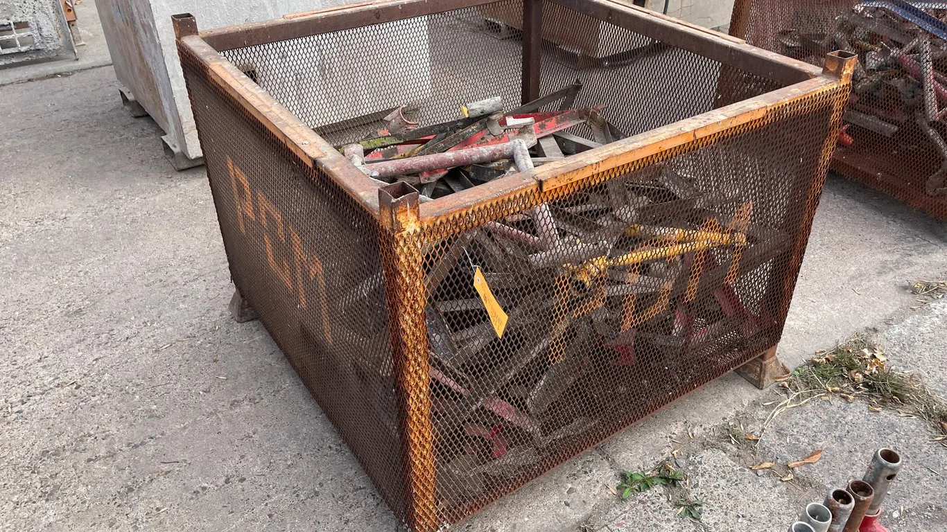 (60) Scaffolding Outriggers in Metal Crate