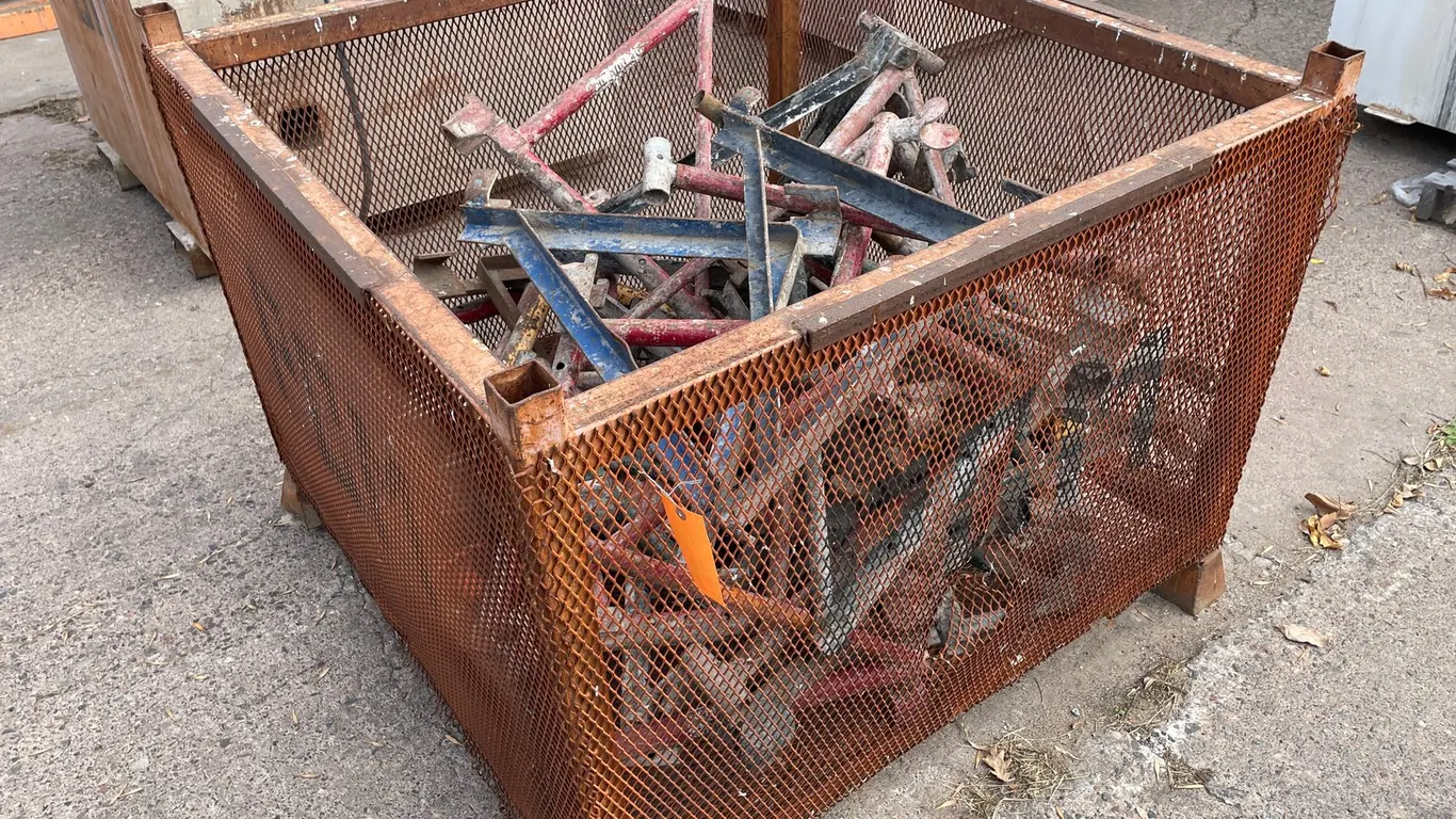 (35) Scaffolding Outriggers in Metal Crate