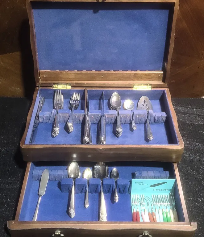 Rogers & Bro. IS Reinforced Plate Silverware Set in Wooden Chest, Extra Little Forks