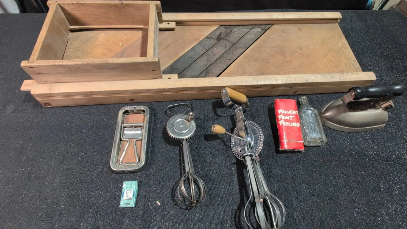 Lot: Indianapolis Kraut Cutter, Rolls Razor, Gillette Blades, Egg Beaters, Flat Iron