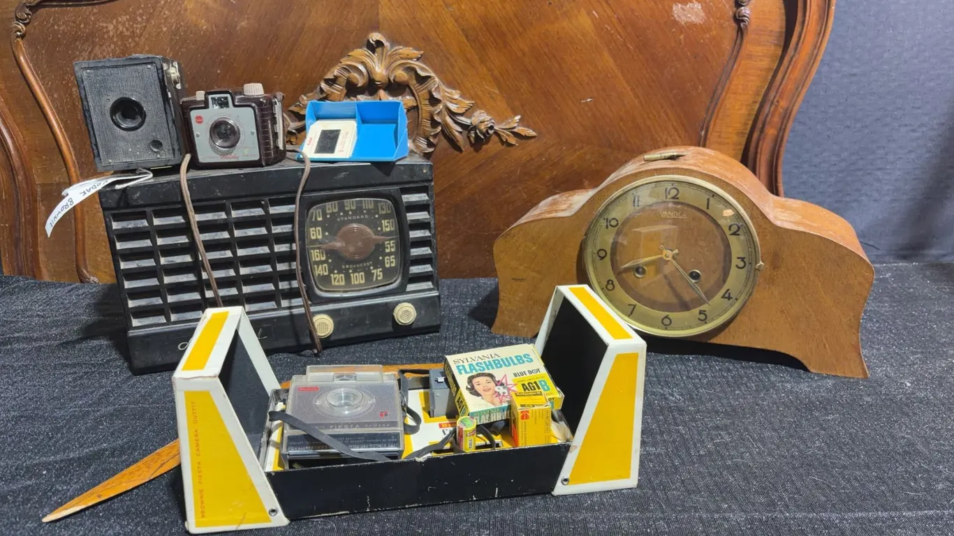 Lot: Admiral Super-Aeroscope Tube Radio, Kienzle Mantel Clock, Cameras, Boomerang