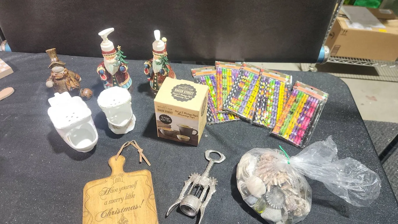 Lot Holiday Soap Dispensers, Measuring Cups, Pencils, Corkscrew, Ornaments & Shells