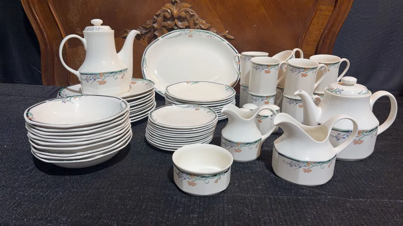 Royal Doulton Juno Fine China Dinnerware Set, 1988, Service for 8+ Pieces