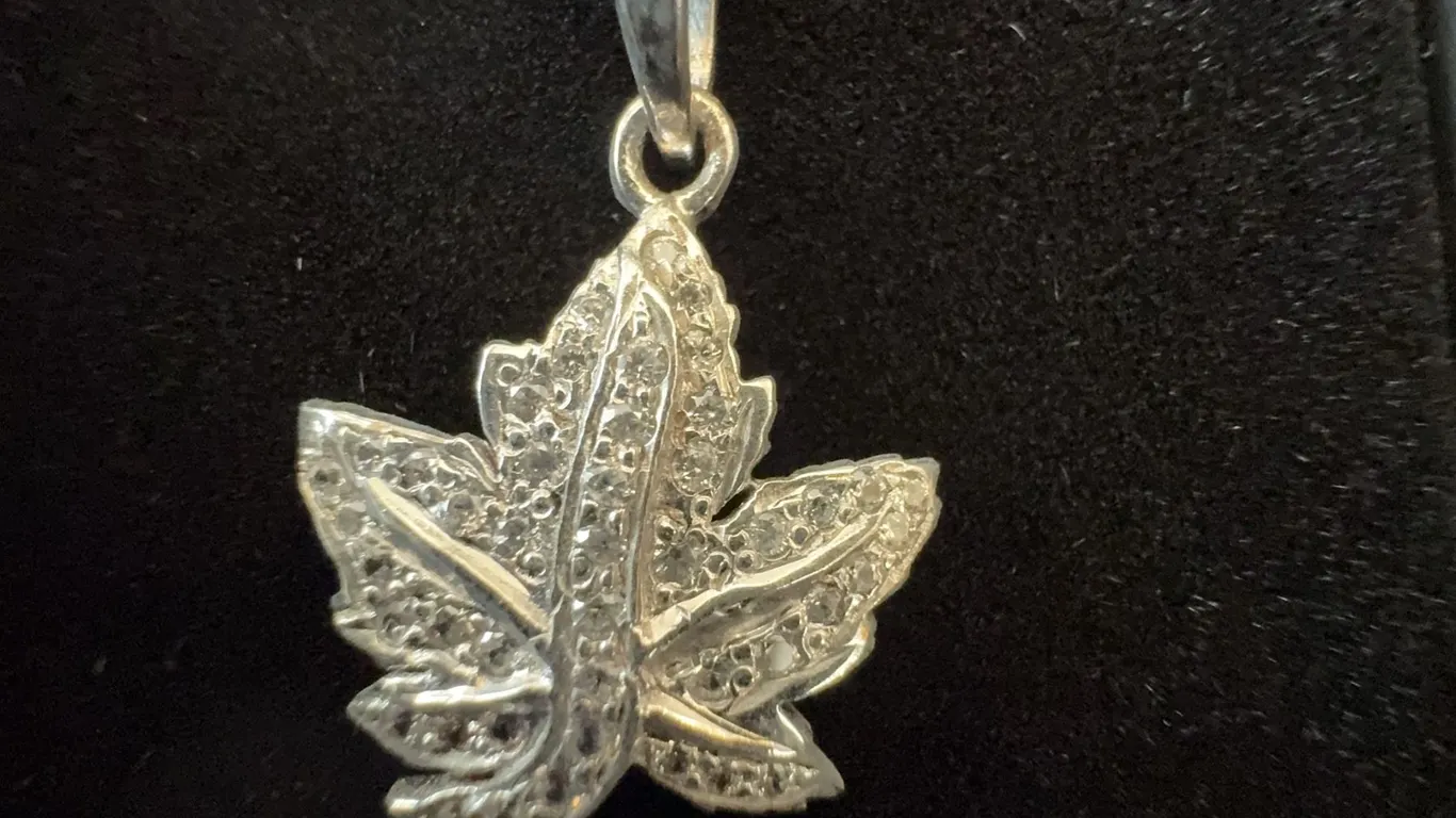 Royal Canadian Mint Sterling Silver Maple Leaf Pendant, 48 Zircons, 5g, 15mm, Limited 1977/3000