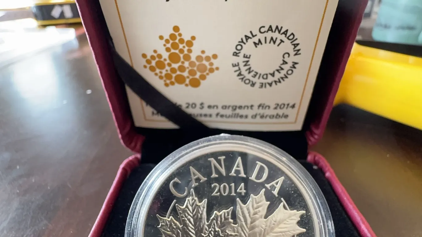 2014 $20 Fine Silver Coin Majestic Maple Leaves Royal Canadian Mint 31.39g