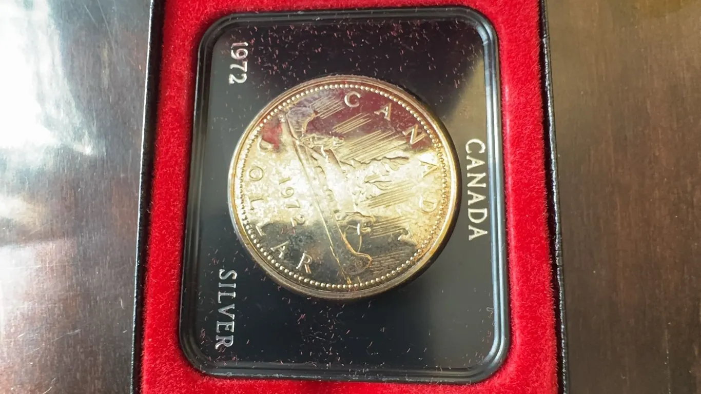1972 Canada Silver Dollar Coin in Original Case