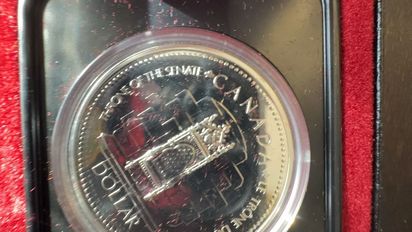 1977 Canada Silver Jubilee One Dollar Coin Queen Elizabeth II in Case