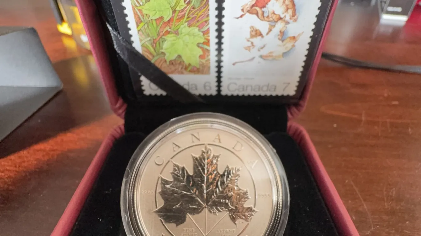 2012 Canada $10 Fine Silver Maple Leaf Forever Coin With Box and COA