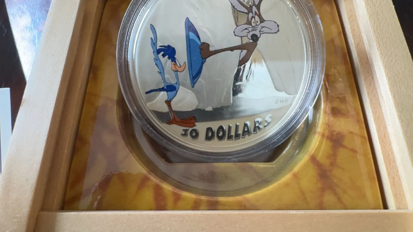 2015 Looney Tunes $30 Silver Coin Wile E. Coyote & Road Runner in ACME Wood Box