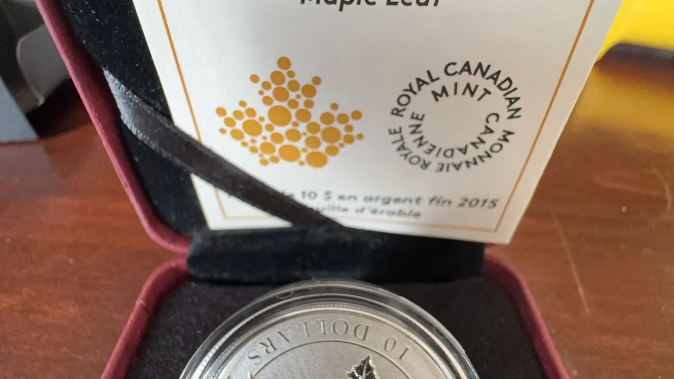 2015 $10 Fine Silver Maple Leaf Coin Royal Canadian Mint, 15.87g, 34mm, Box & COA