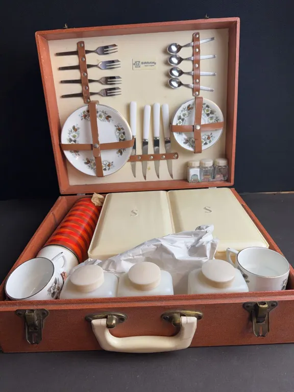 Siram England Picnic Set with Plates, Cutlery, Cups, Flasks