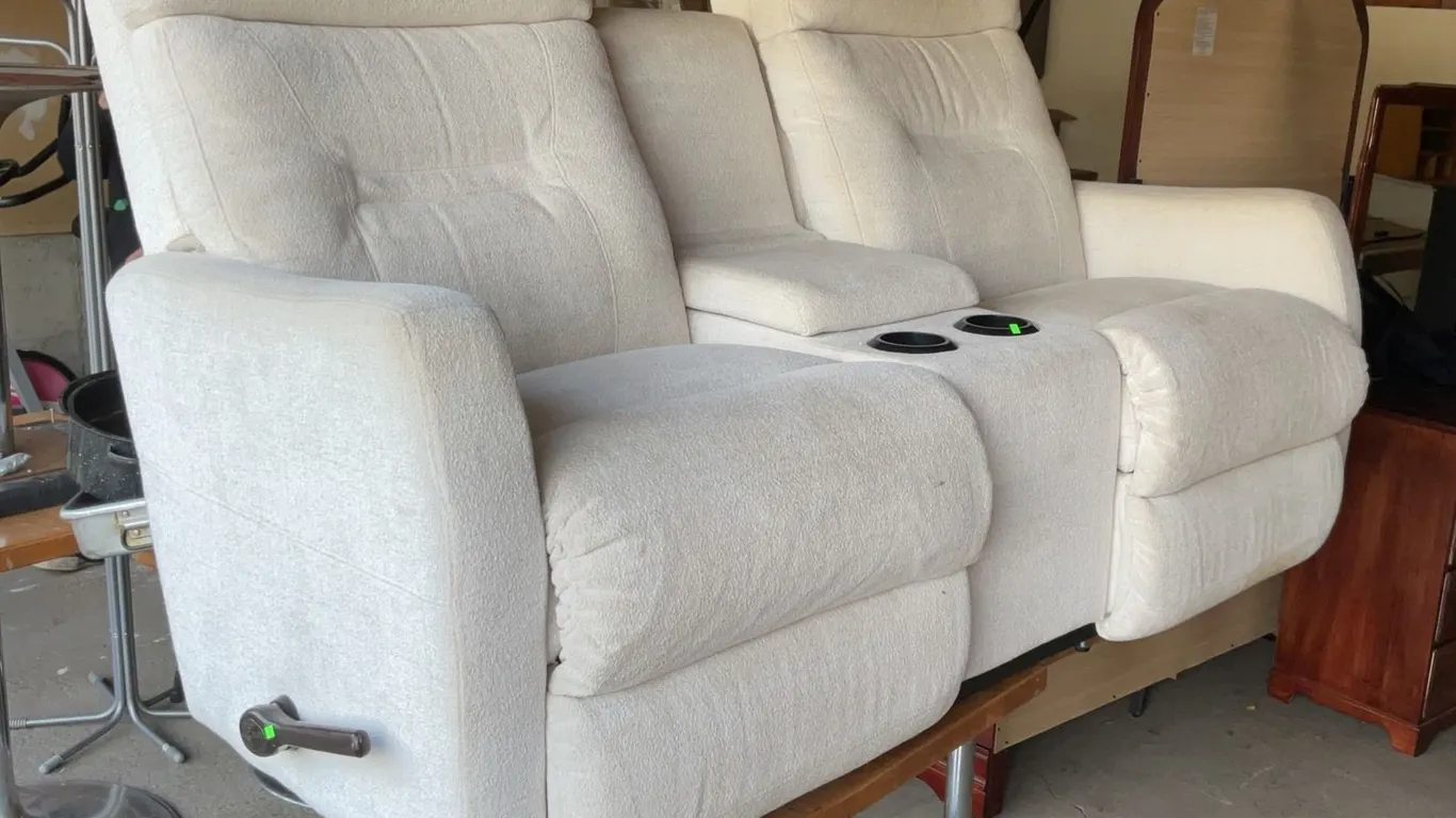 La-Z-Boy Reclining Loveseat with Centre Console and Two Cupholders, Mechanical Recliners