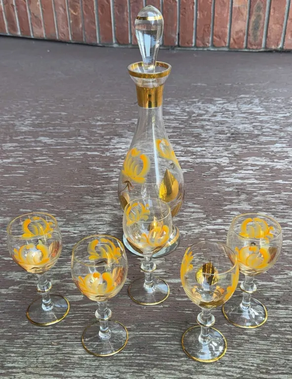 Hand Painted Glass Decanter With Stopper and 5 Matching Cordial Glasses Gold Floral