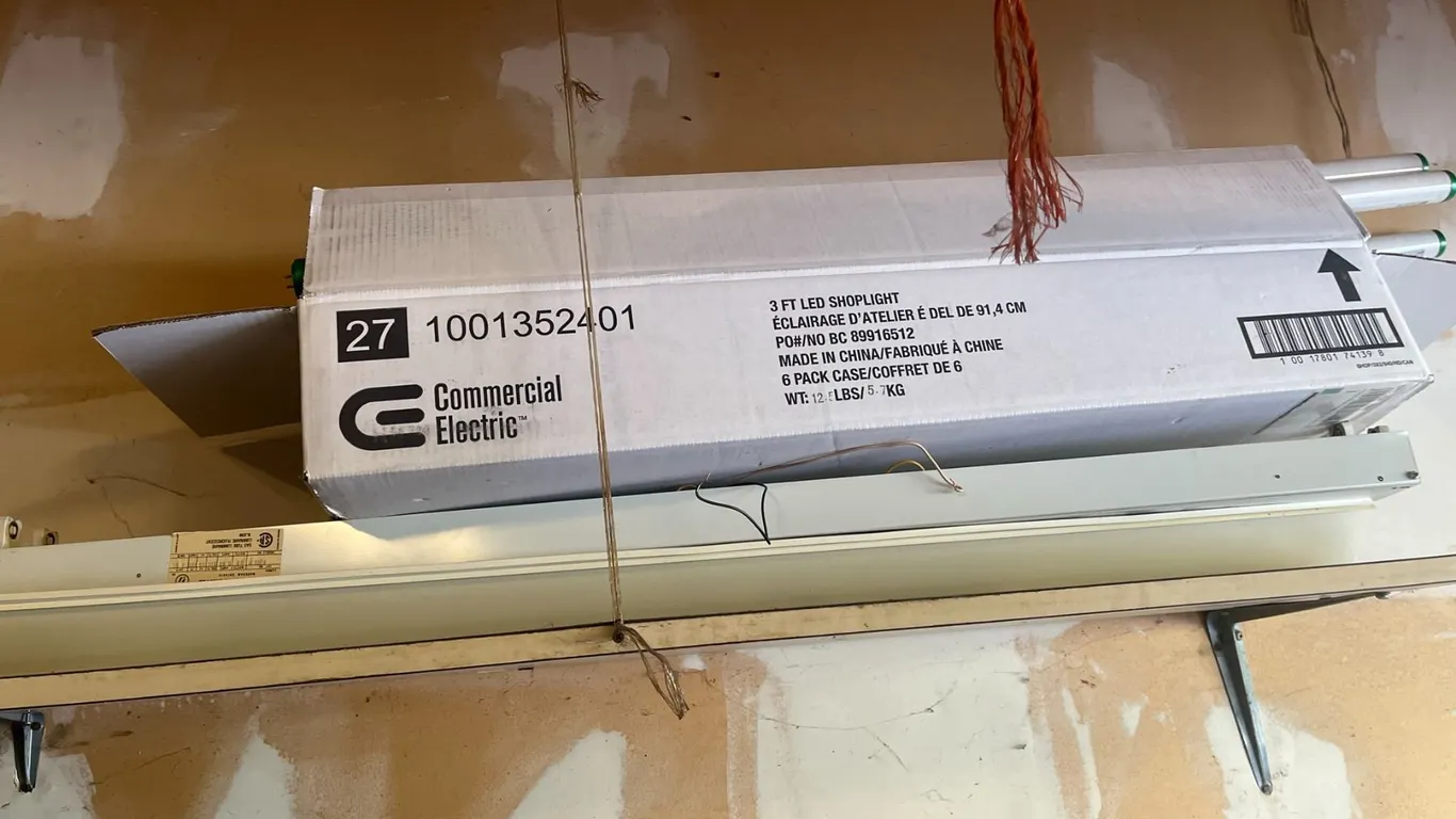 Commercial Electric 3 Ft LED Shop Light With 2 Light Fixtures and Extra Philips Tubes