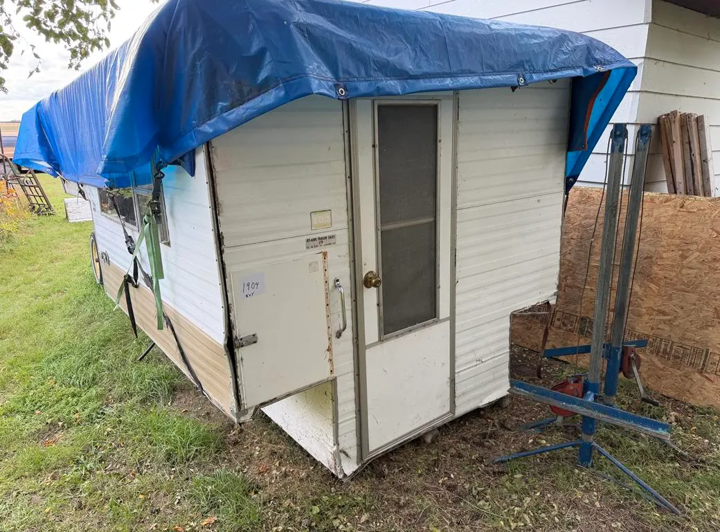Truck Mount Camper 8'x7' with (2) Jack Stands