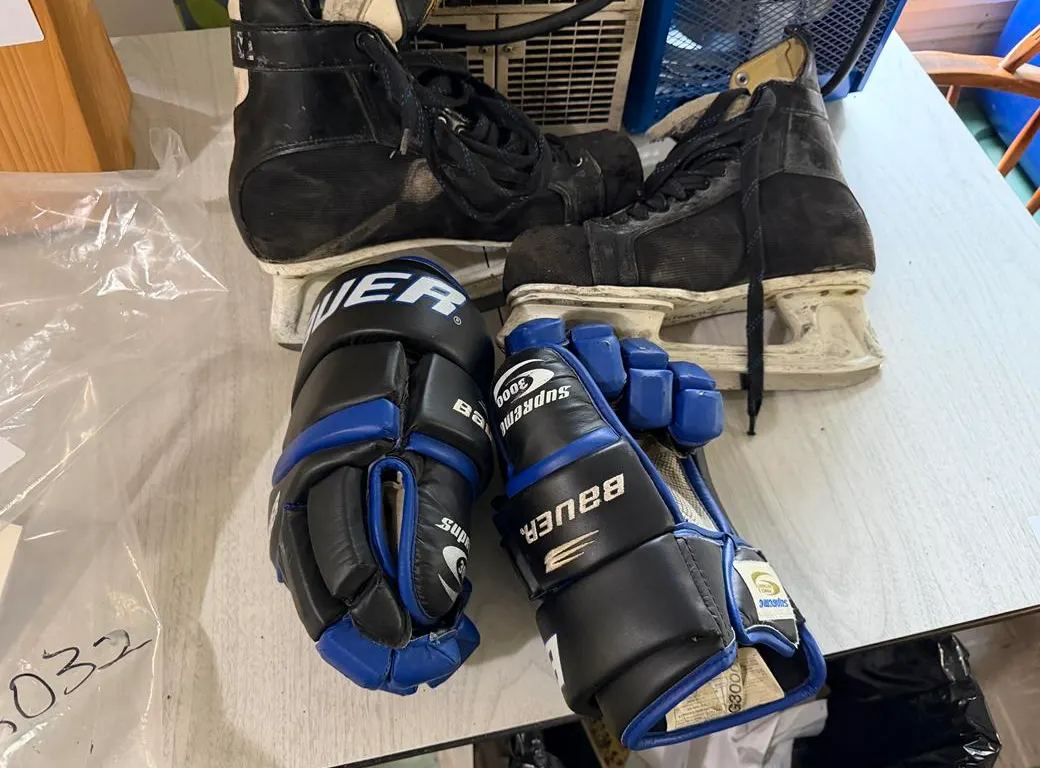 Bauer Hockey Gloves/CCM Super Tacks Skates (Size 13)