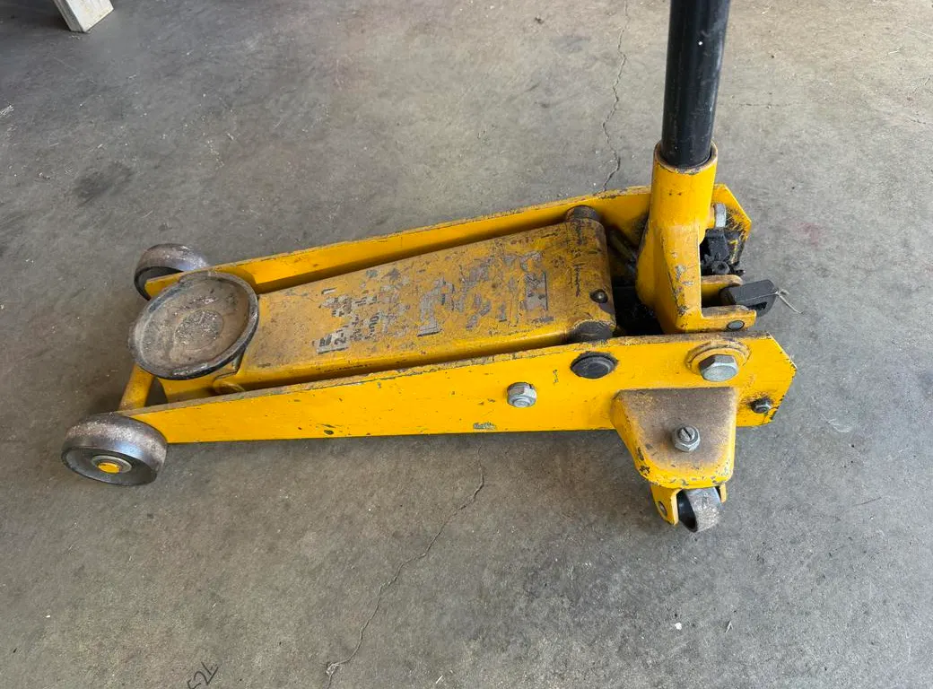 Floor Jack (2 1/2 Ton)