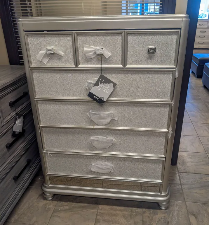 ONSITE: ASHLEY SILVER CORALAYNE 5-DRAWER CHEST