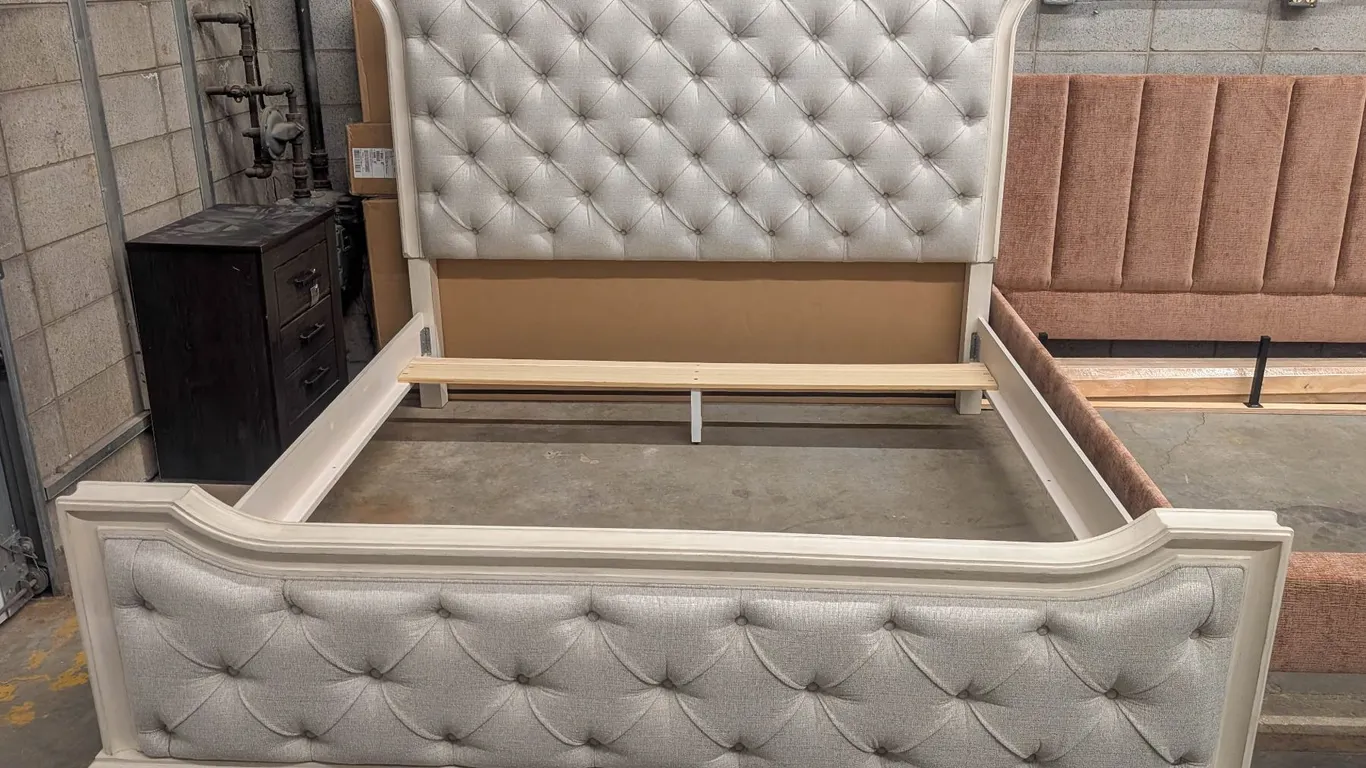 ONSITE:ASHLEY ARLENDYNE KING UPHOLSTERED PANEL BED