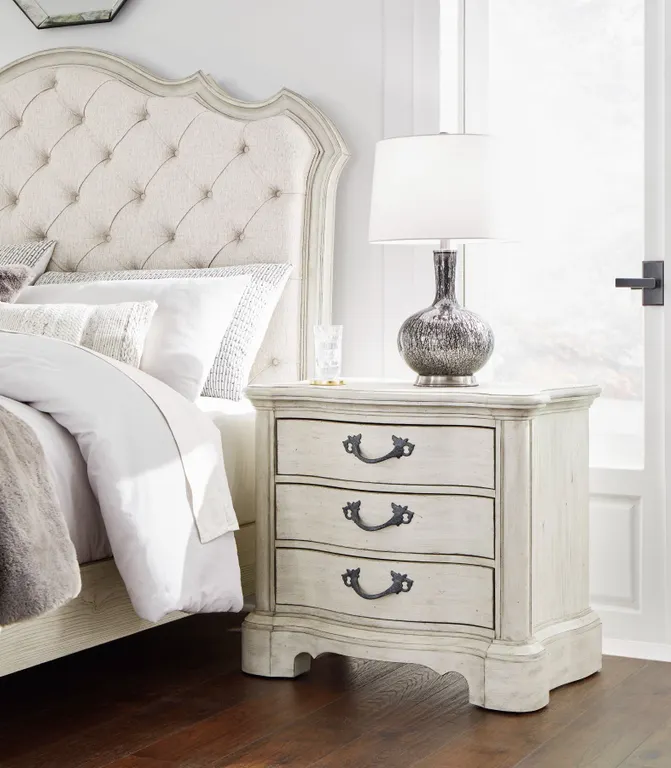 ONSITE: ASHLEY ARLENDYNE 3-DRAWER NIGHTSTAND