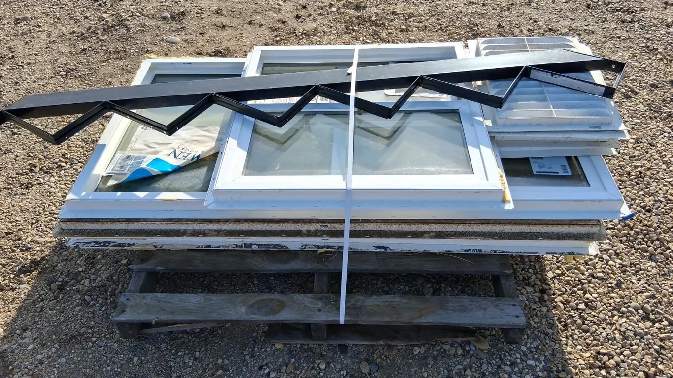 4- Slider Windows, Plastic Vents, 1- 6 Step Steel Stair Stringer