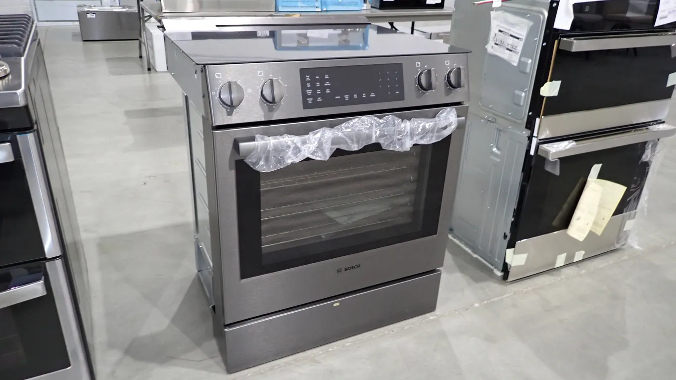 Bosch HEI8046C Black Stainless Electric Front Control Range - NOTE: PLEASE INSPECT.