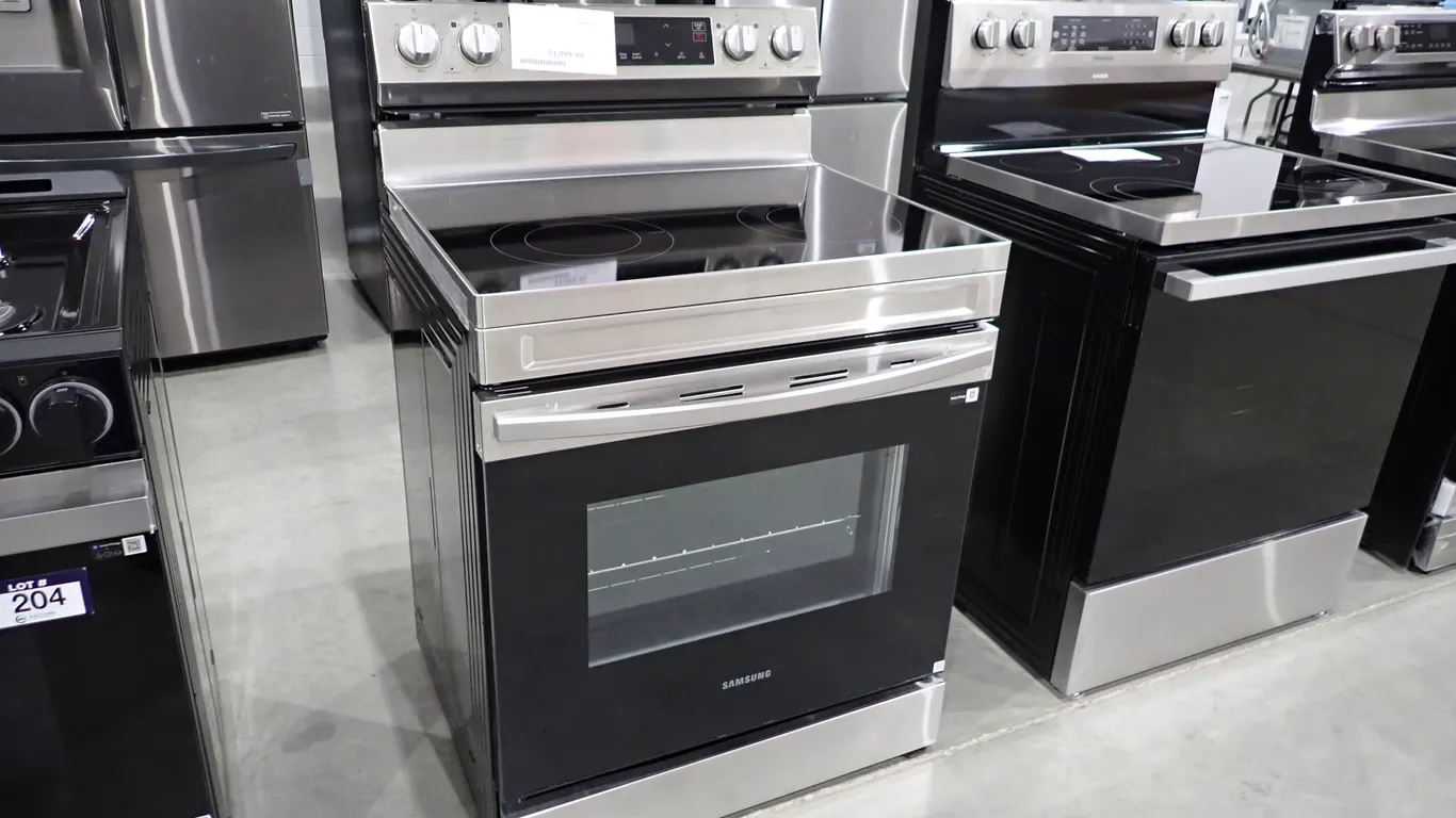 Samsung NE63A6111SS/AC Stainless Electric 30" 4-Burner Ceran Range- NOTE: PLEASE INSPECT.
