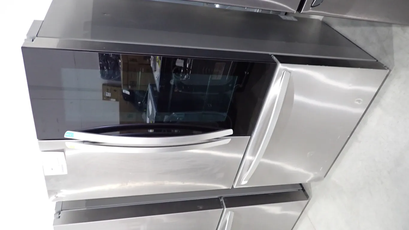 LG LRFGC2706S French Door Stainless Top Refrigerator/Bottom Freezer- NOTE: PLEASE INSPECT.