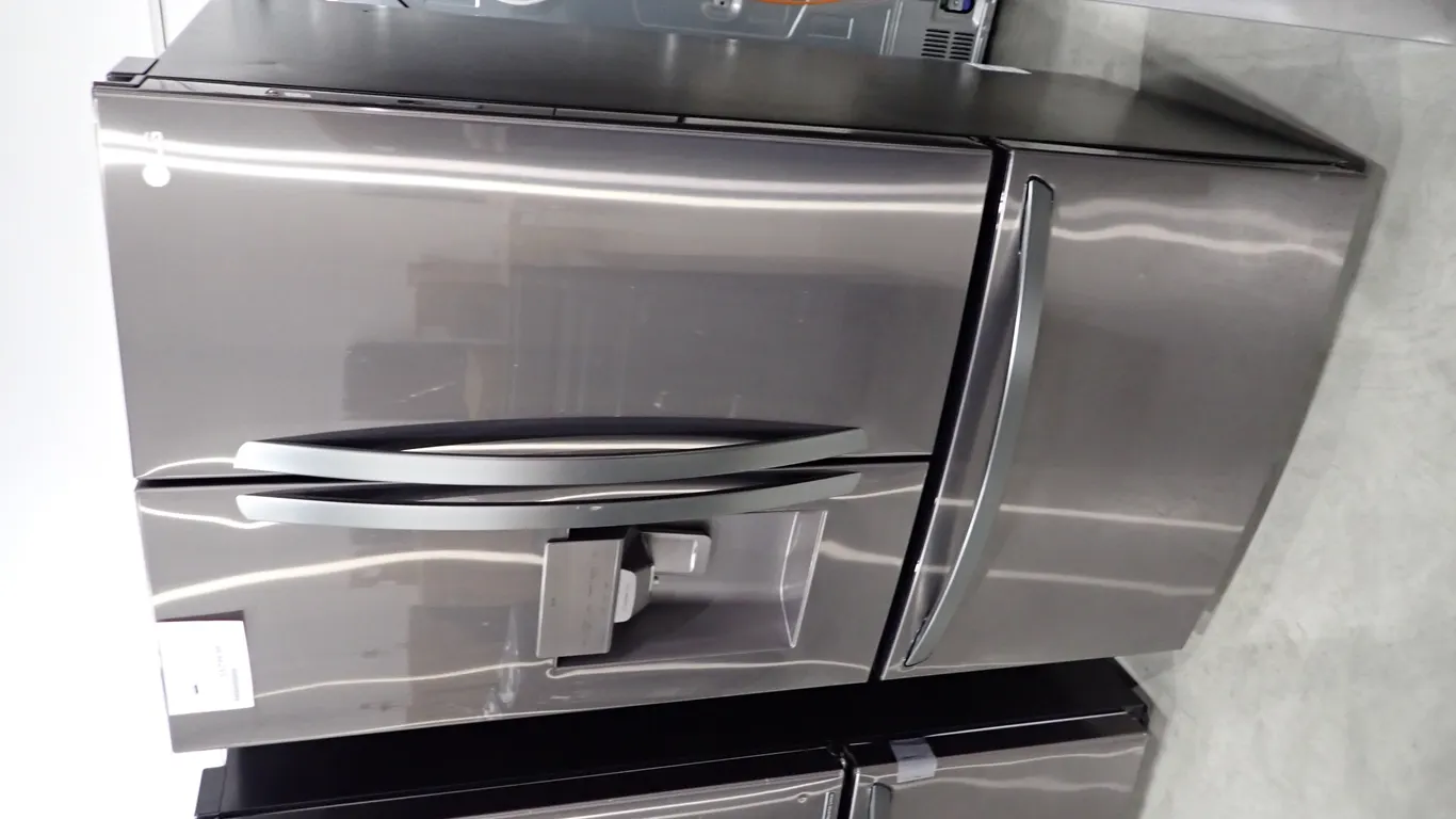 LG LRFS28XBD French Door Black Stainless Top Refrigerator/Bottom Freezer- NOTE: PLEASE INSPECT.