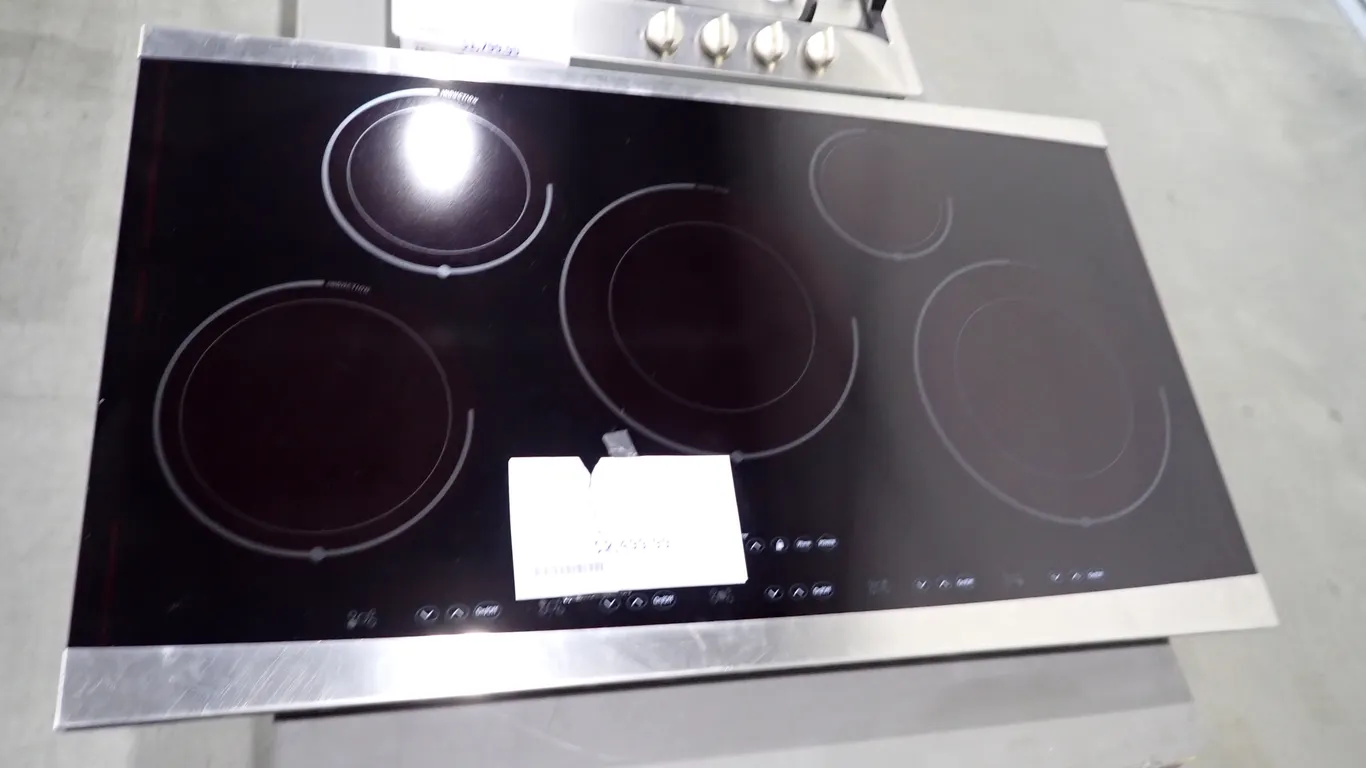 Bowest/Kenmore C970-408332 Black/Stainless 36-3/4" Induction Cook Top- NOTE: PLEASE INSPECT.