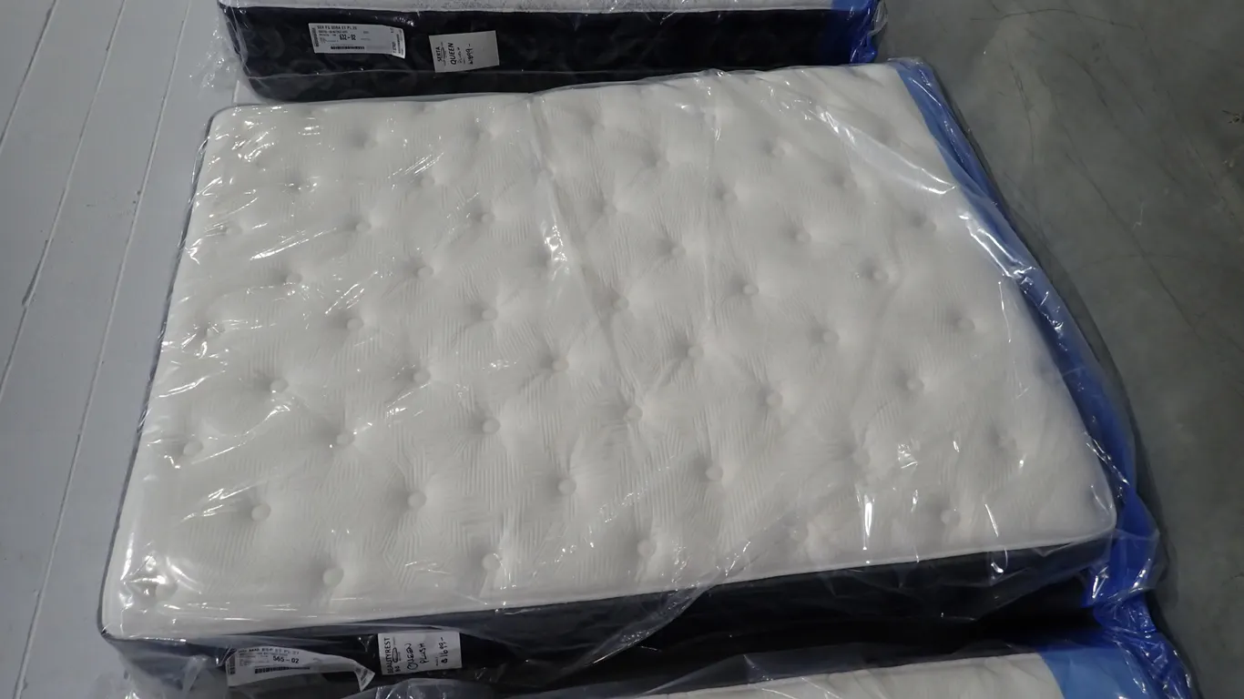 Beautyrest 815 Pocket Coils Plush Queen Mattress.