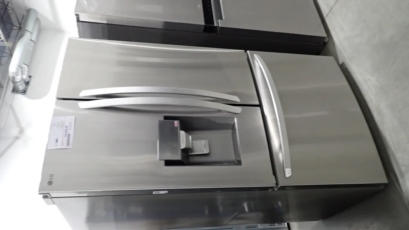 LG LRFS28XBS French Door Stainless Top Refrigerator/Bottom Freezer- NOTE: PLEASE INSPECT.