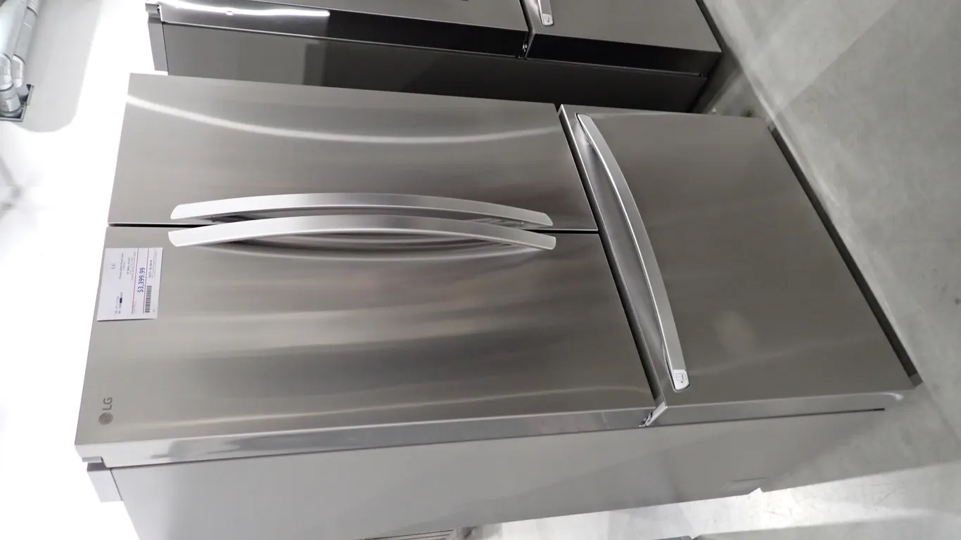 LG LRFGC2706S French Door Stainless Top Refrigerator/Bottom Freezer- NOTE: PLEASE INSPECT.