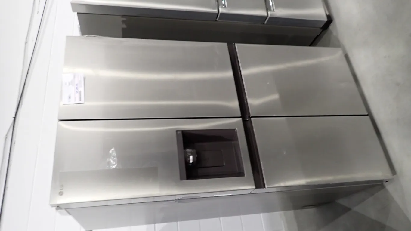 LG LS29S3230V Side by Side Platinum Refrigerator/Freezer- NOTE: PLEASE INSPECT.