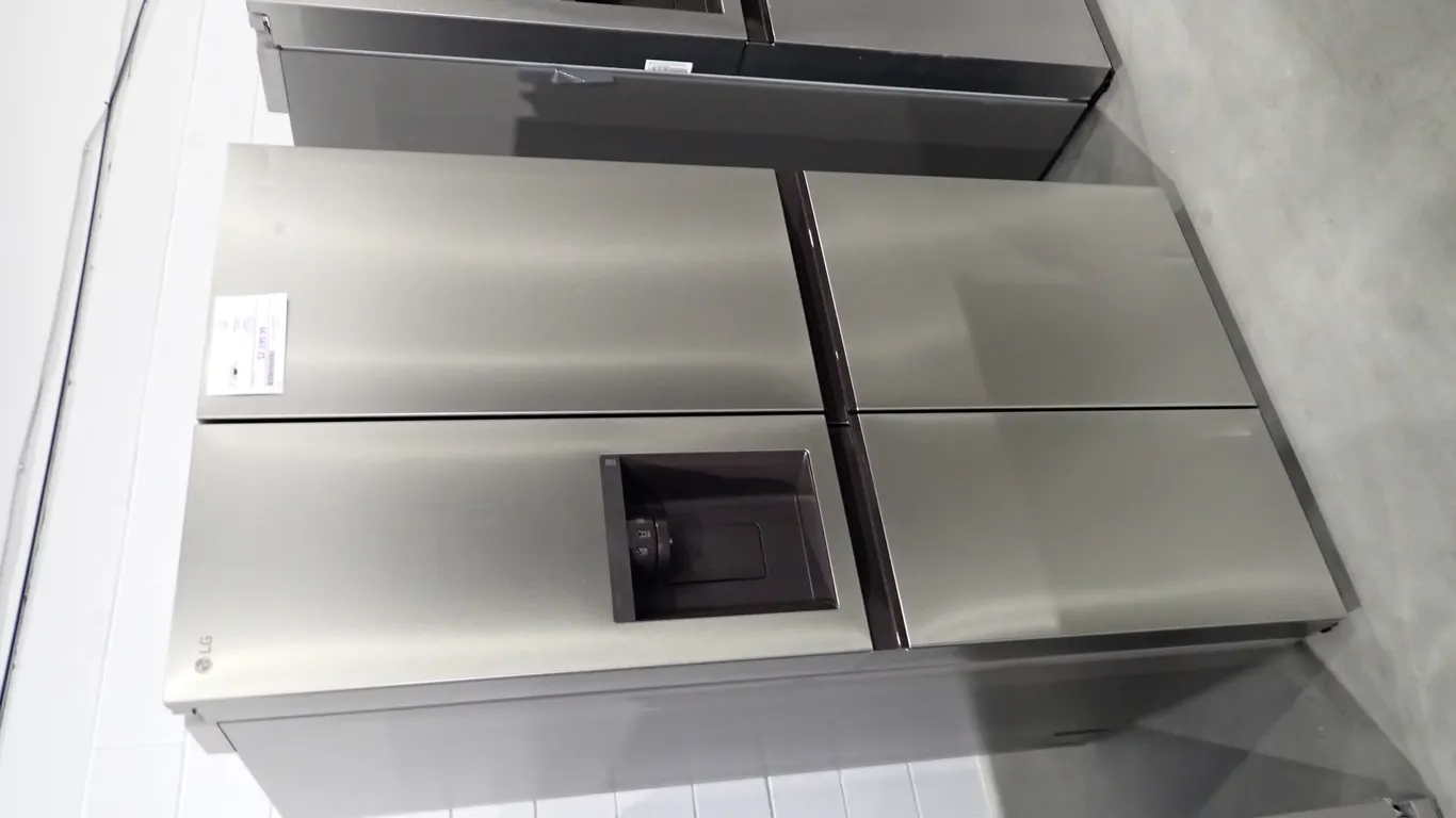 LG LS29S3230V Side by Side Platinum Refrigerator/Freezer- NOTE: PLEASE INSPECT.