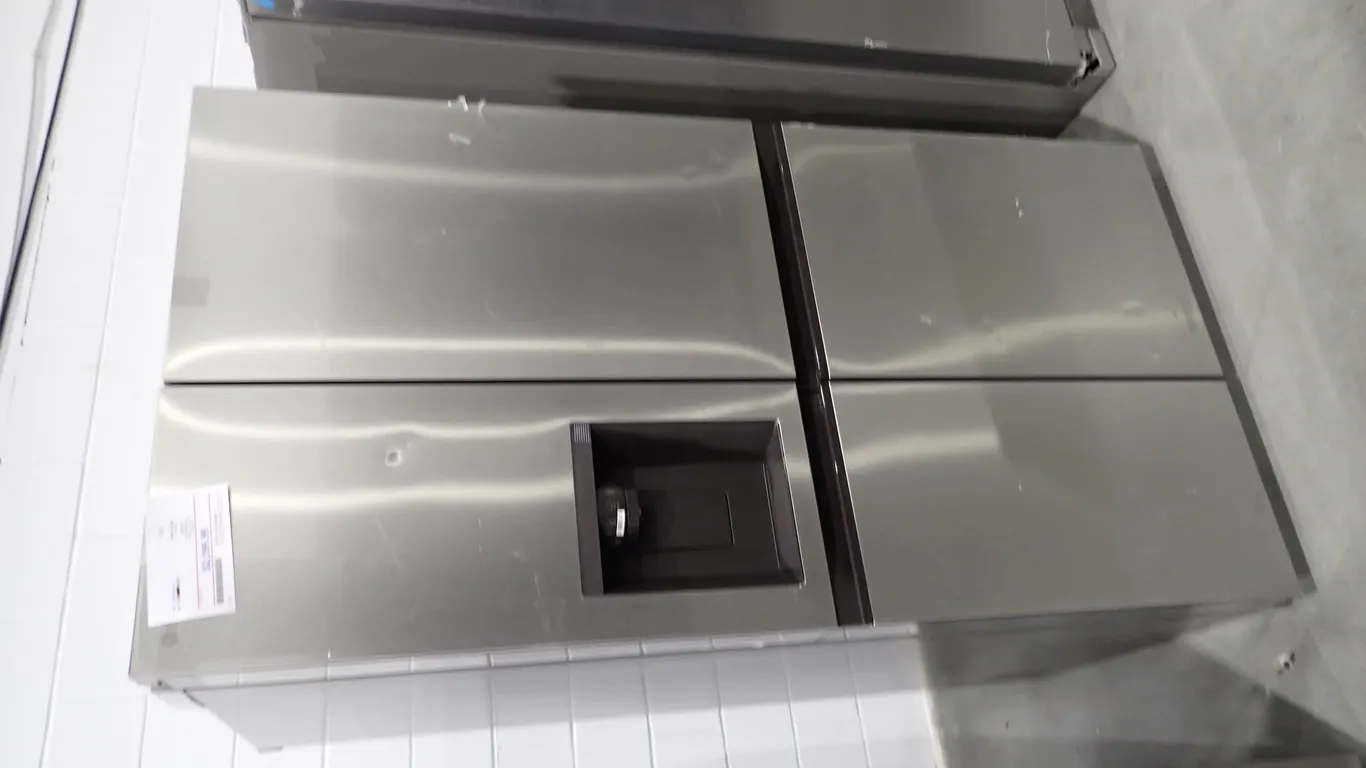 LG LS29S3230V Side by Side Platinum Refrigerator/Freezer- NOTE: PLEASE INSPECT.