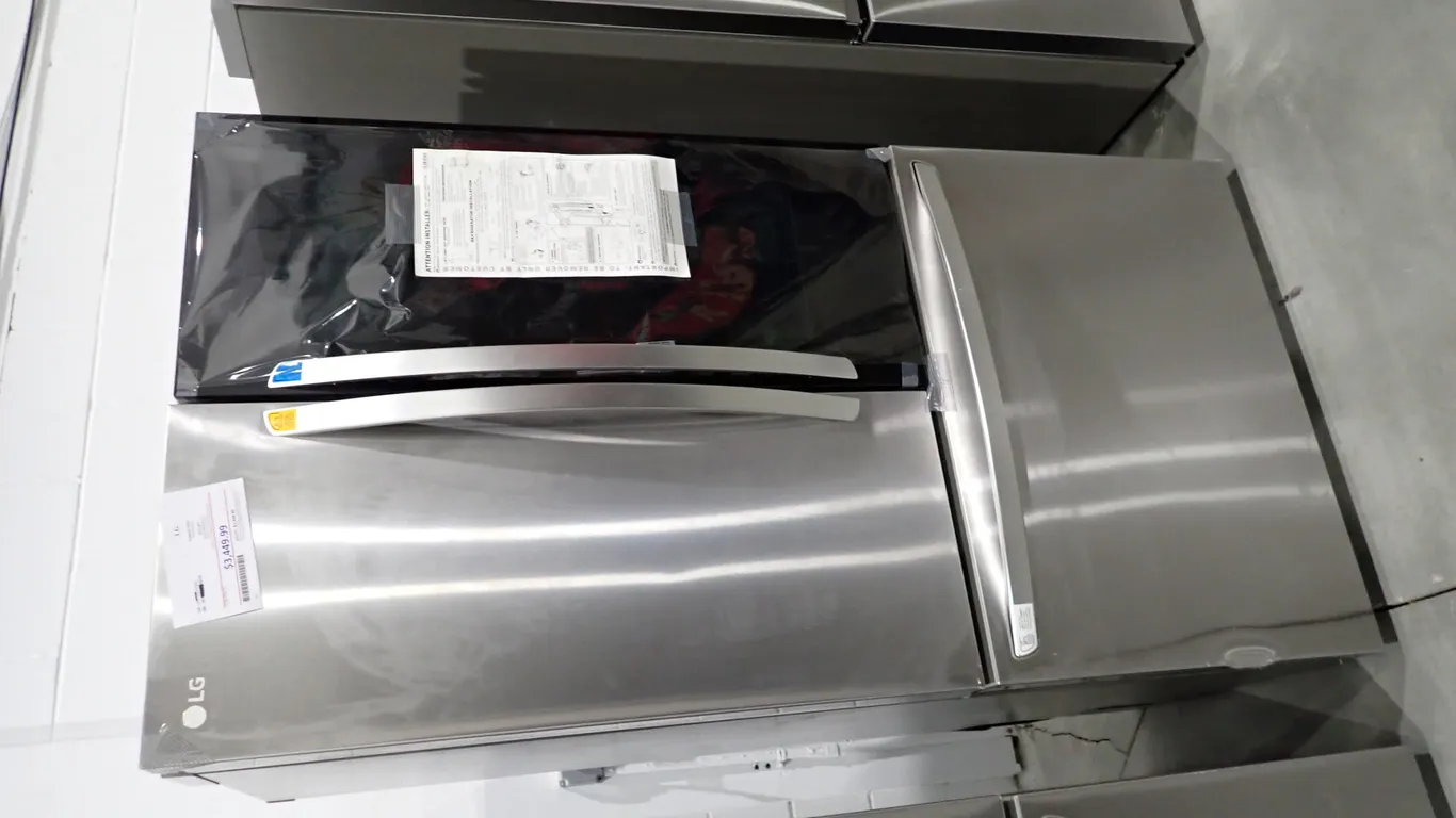LG LRFGC2706S French Door Stainless Top Refrigerator/Bottom Freezer- NOTE: PLEASE INSPECT.
