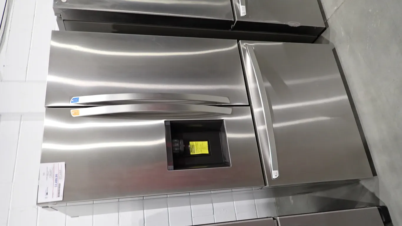 LG LRFXC2606S French Door Stainless Top Refrigerator/Bottom Freezer- NOTE: PLEASE INSPECT.