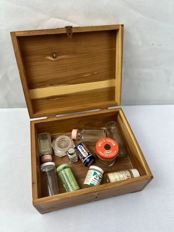 Box of vtg pharmacy, toiletry bottles