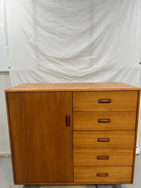 MCM tea gentleman's dresser