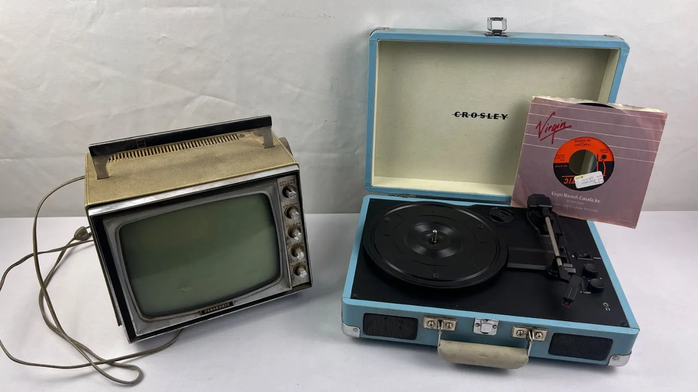 Vintage Panasonic Tv & Crosley recordplayer
